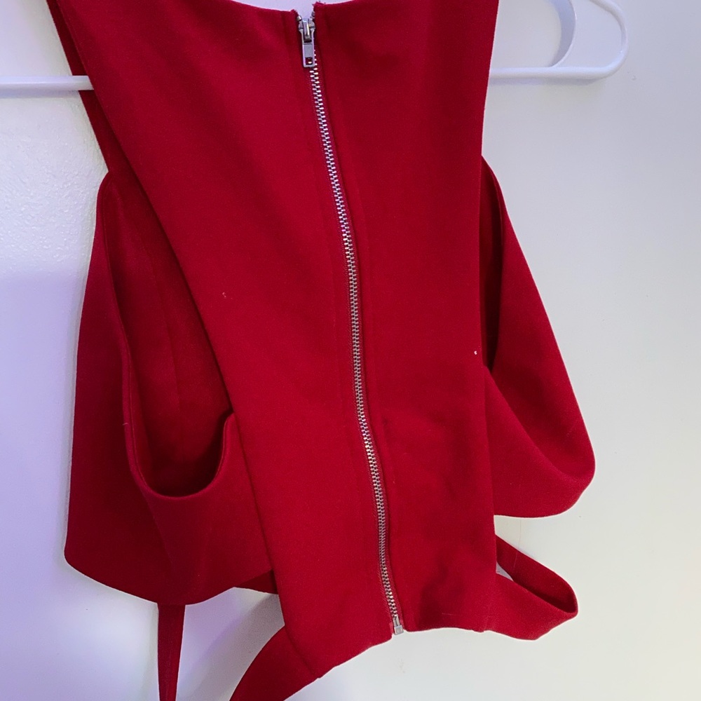 Sexy red crop top 🚨